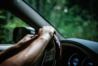 Je telefoon pakken in de auto kost je nu 440 euro